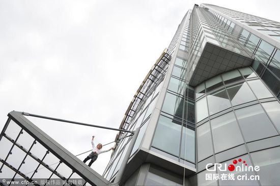 法国 蜘蛛人 攀爬俄188米商业中心大楼(高清组图)