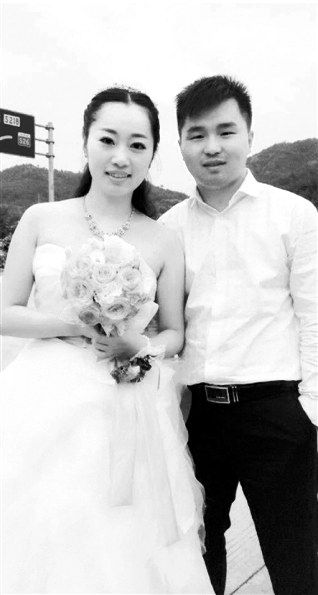 新郎吕康州和新娘严梦霞的迎亲车队被堵在去婚礼现场的高速公路上，只能就地举办结婚仪式。