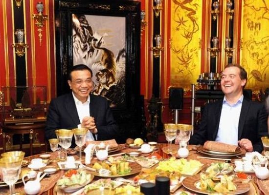 中俄总理莫斯科郊外夜宴 李克强送签名足球