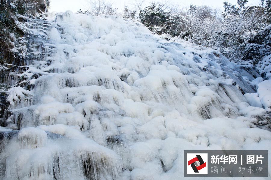 安徽黄山现罕见冰瀑奇观 气势磅礴