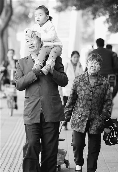 “老漂族”的苦恼 异地养老城市公共服务少了啥？