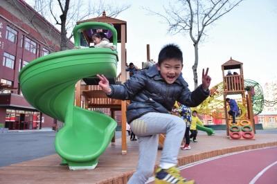 北京中小学明天开学 公交早晚高峰将加车3700余次