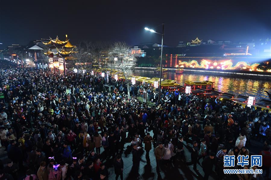 壮观！元宵夜南京秦淮灯会游人如潮