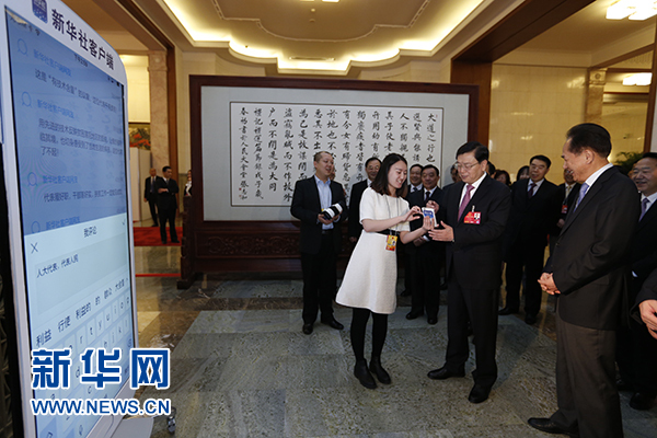 张德江看望参加人大会议报道的新闻工作者