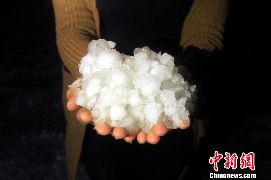广东多地遇冰雹袭击 汤圆大的冰雹密集落下