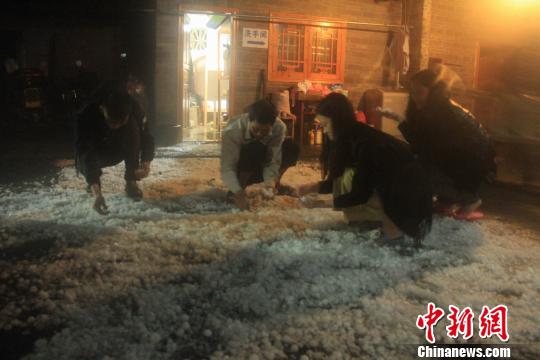 广东多地遇冰雹袭击 汤圆大的冰雹密集落下