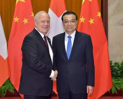 谈到“创新”，李克强与瑞士联邦主席相谈甚欢
