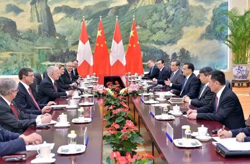 谈到“创新”，李克强与瑞士联邦主席相谈甚欢
