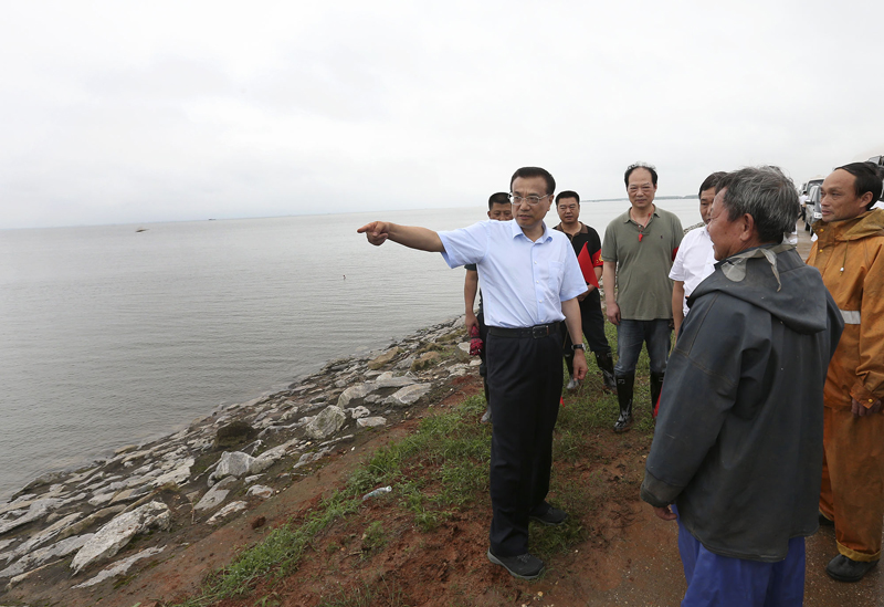 李克强登岳阳长江干堤：把群众生命财产安全顶在头上