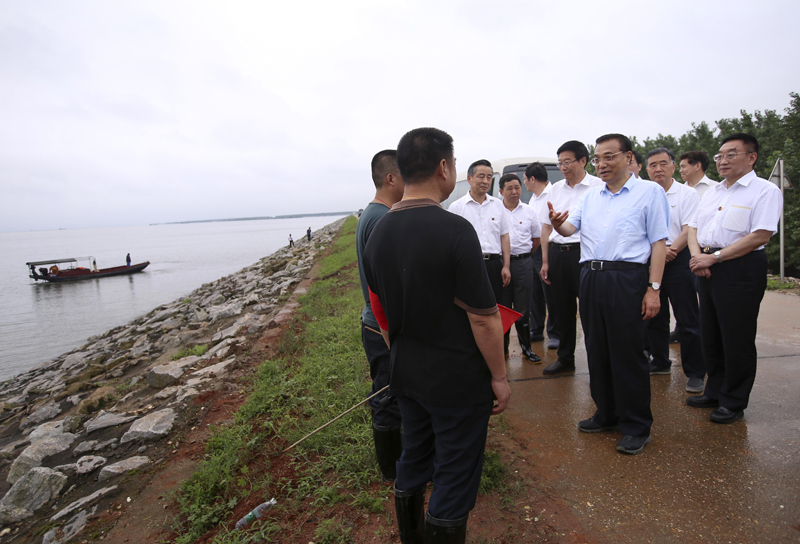 李克强登岳阳长江干堤：把群众生命财产安全顶在头上