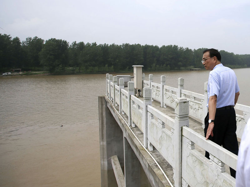 李克强登岳阳长江干堤：把群众生命财产安全顶在头上