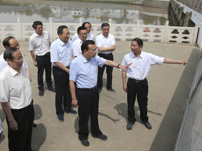 李克强登岳阳长江干堤：把群众生命财产安全顶在头上