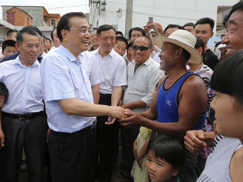 李克强登岳阳长江干堤：把群众生命财产安全顶在头上