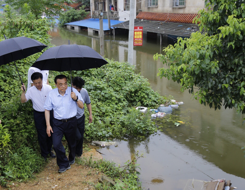 李克强登岳阳长江干堤：把群众生命财产安全顶在头上