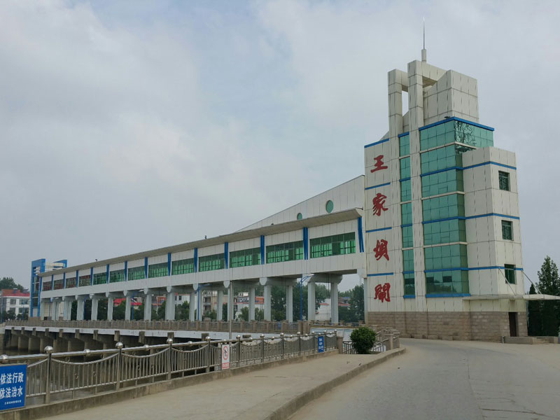 李克强登岳阳长江干堤：把群众生命财产安全顶在头上