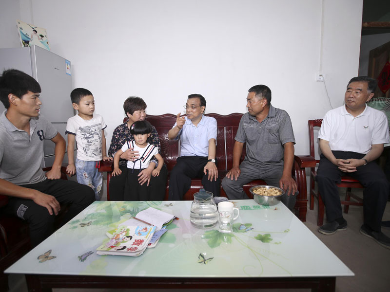 李克强登岳阳长江干堤：把群众生命财产安全顶在头上