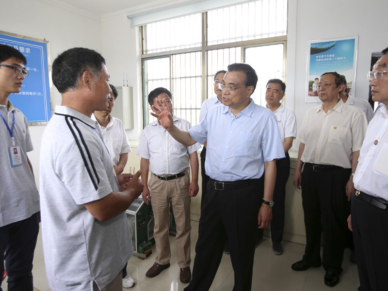 李克强登岳阳长江干堤：把群众生命财产安全顶在头上
