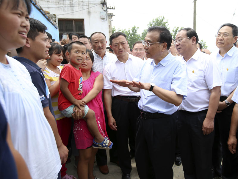 李克强登岳阳长江干堤：把群众生命财产安全顶在头上