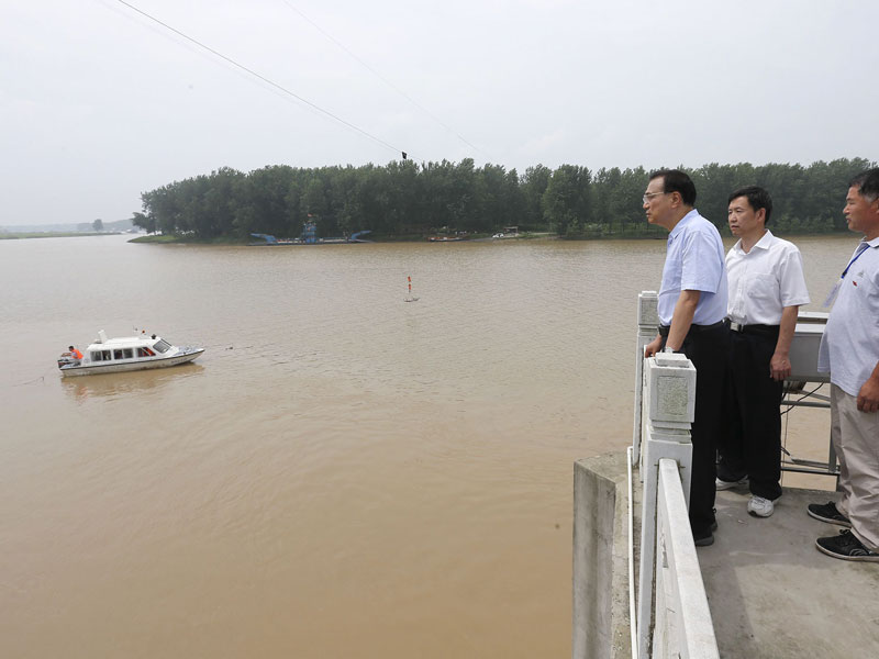 李克强登岳阳长江干堤：把群众生命财产安全顶在头上