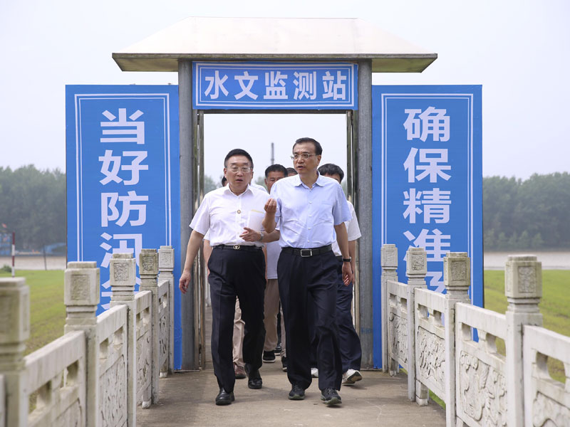 李克强登岳阳长江干堤：把群众生命财产安全顶在头上