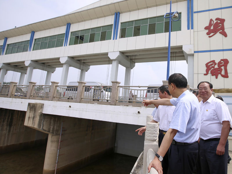 李克强登岳阳长江干堤：把群众生命财产安全顶在头上