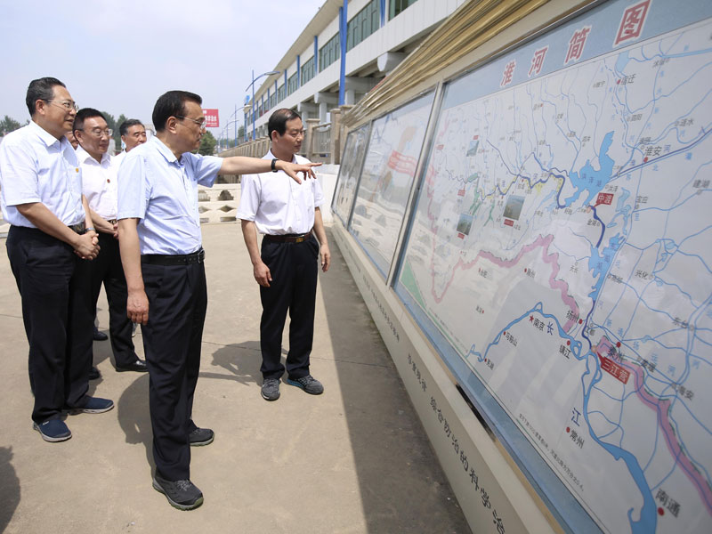 李克强登岳阳长江干堤：把群众生命财产安全顶在头上