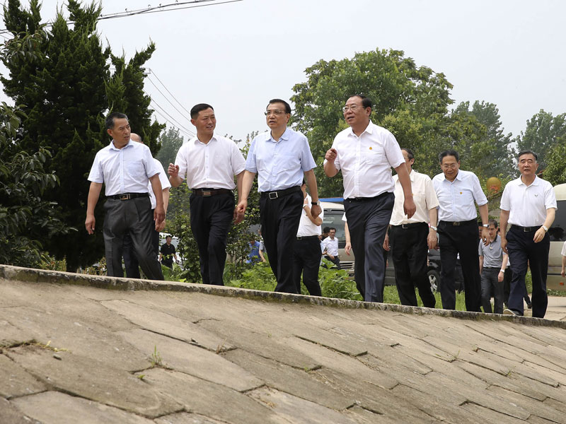 李克强登岳阳长江干堤：把群众生命财产安全顶在头上