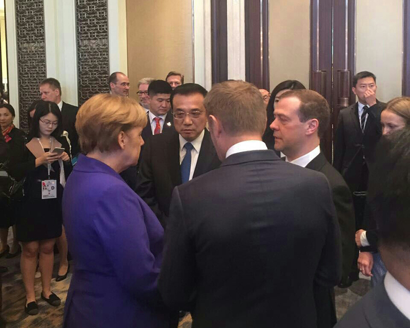 亚欧首脑会现“过道外交” 中德俄总理熟络交谈(图)