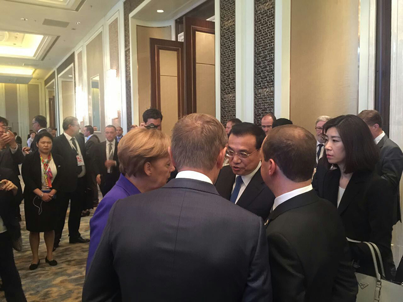 亚欧首脑会现“过道外交” 中德俄总理熟络交谈(图)