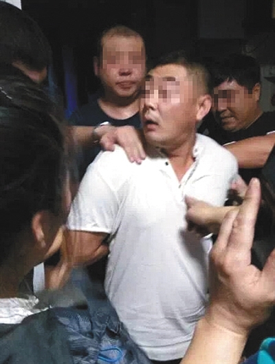 运钞司机抢劫被抓 公安悬赏10万缉凶