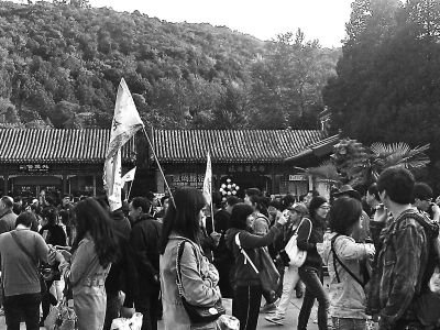 北京香山首个赏红高峰日走失近50名儿童