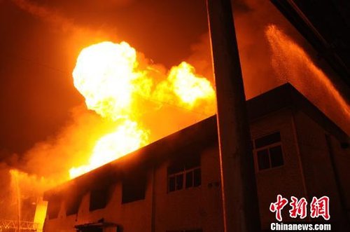 浙江嘉善一企业20吨化危品爆炸巨大火球照亮天空