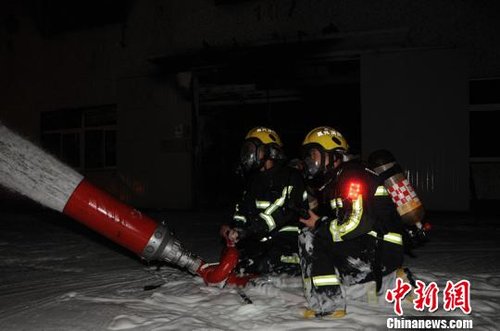 浙江一企业20吨化危品爆炸 巨大火球照亮天空
