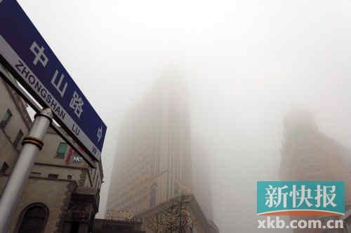 雾霾致东三省多地PM2.5爆表：市民戴三层口罩